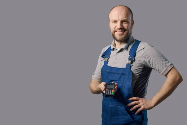 Smiling Professional Repairman Holding Pos Terminal Electronic Payments Concept — Stok fotoğraf