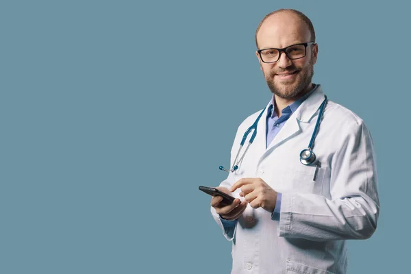 Доктор Посміхається Камеру Використовує Смартфон Концепція Телемедицини — стокове фото
