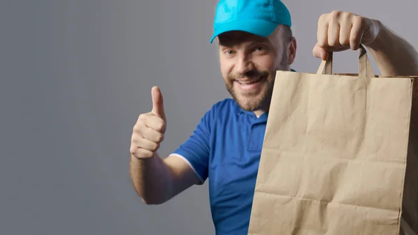 Smiling Delivery Guy Holding Bag Fast Food Giving Thumbs — ストック写真