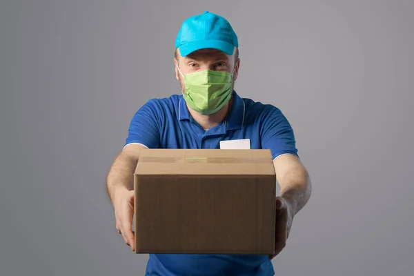 Confident Delivery Man Wearing Face Mask Holding Box Safe Delivery — ストック写真