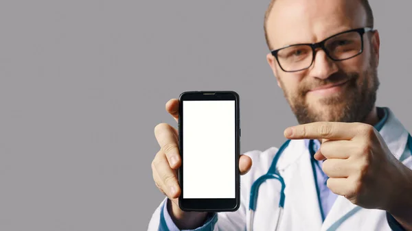 Smiling Doctor Showing Smartphone Healthcare Apps Online Doctor Concept — Zdjęcie stockowe