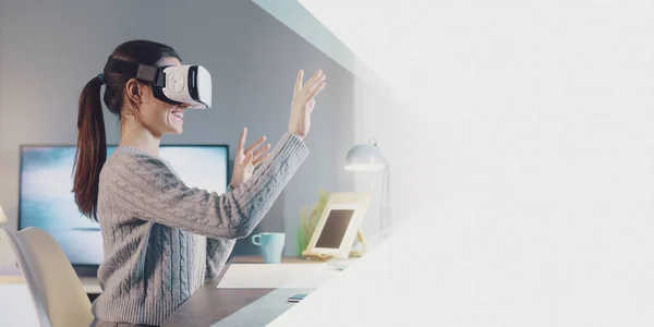 Young Woman Sitting Desk Wearing Headset She Interacting Virtual Reality — Zdjęcie stockowe