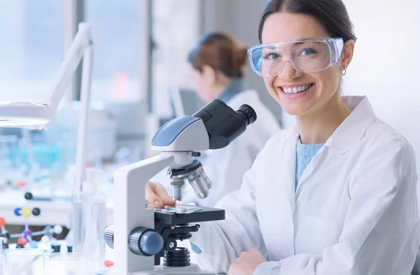 Young Medical Student Doing Research Clinical Lab She Smiling Looking — Foto de Stock