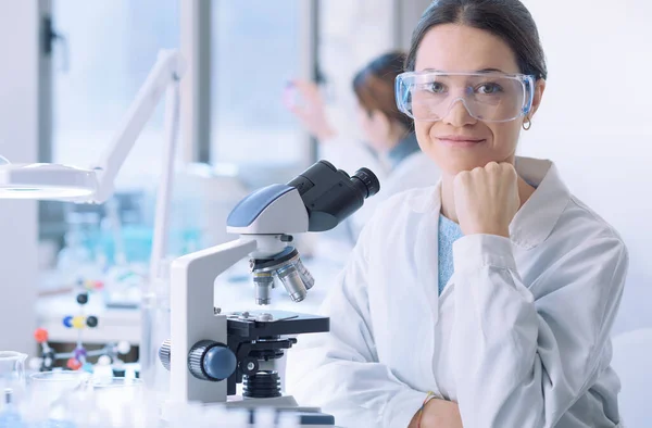 Young Medical Student Doing Research Clinical Lab She Smiling Looking — Foto Stock
