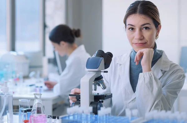 Young Medical Student Doing Research Clinical Lab She Smiling Looking — Foto Stock