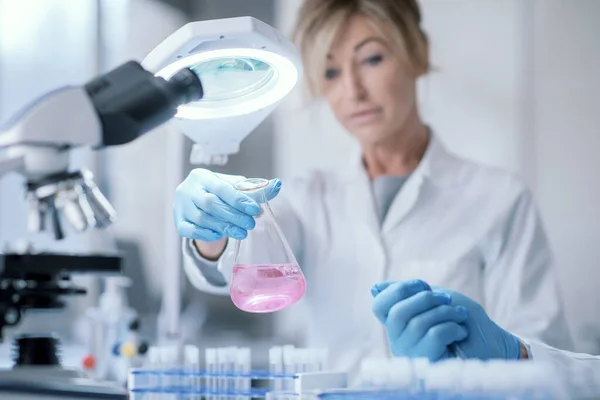 Medical Researcher Working Lab She Holding Beaker — Foto Stock