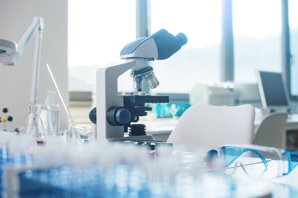 Профессиональное оборудование и микроскоп в лаборатории