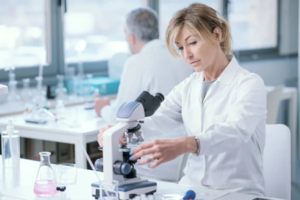 Жінка Медик Яка Працює Лабораторії Сидить Столом Використовує Мікроскоп — стокове фото
