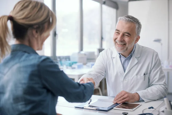 Smiling Doctor Sitting Desk Giving Handshake His Patient Medicine Healthcare — Stock Fotó