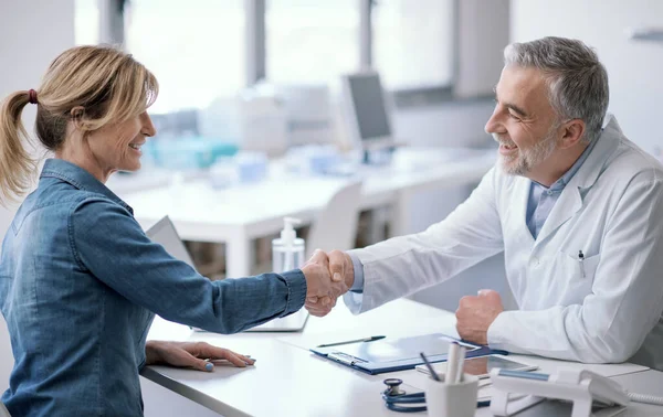 Smiling Patient Doctor Shaking Hands Office — Stockfoto