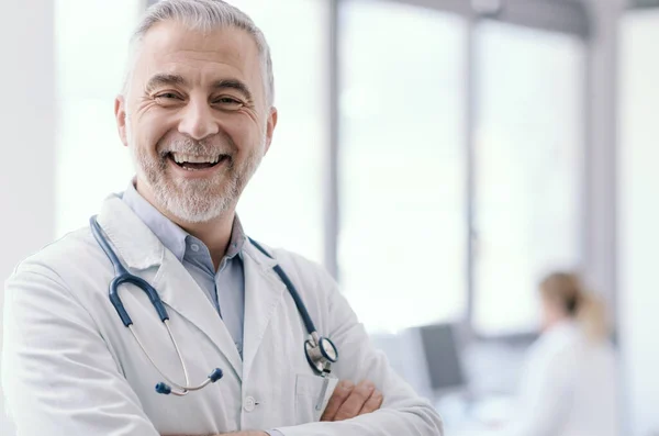 Confident Doctor Posing Arms Crossed Smiling Healthcare Medicine Concept — Fotografia de Stock