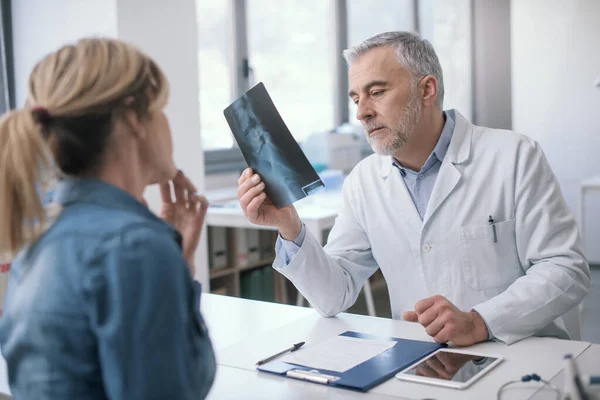 Professional Doctor Sitting Desk Checking Patient Radiography She Sitting Waiting — Stock Photo, Image