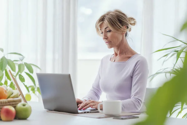 Attractive Mature Woman Sitting Home Connecting Her Laptop She Working — ストック写真