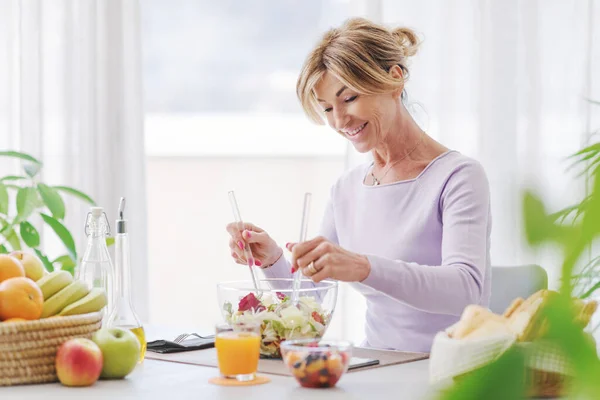 Beautiful Mature Woman Having Healthy Lunch Break Home She Smiling — Fotografia de Stock