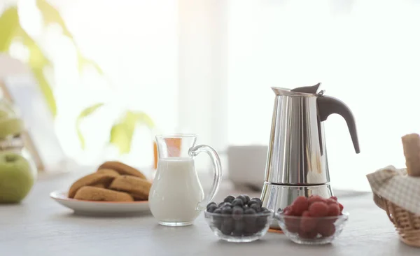 Смачний Сніданок Вдома Свіжі Фрукти Кава Кухонному Столі — стокове фото