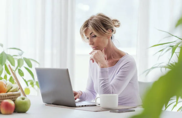 Attractive Mature Woman Sitting Home Connecting Her Laptop She Working — ストック写真