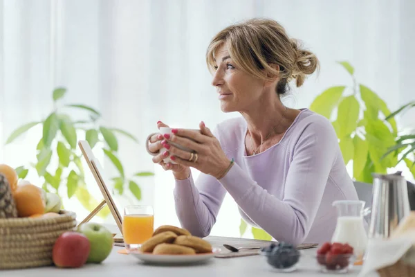 Beautiful Mature Woman Having Relaxing Breakfast Home She Drinking Coffee — Stock Photo, Image