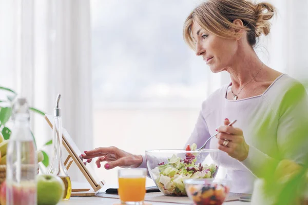 Woman Having Healthy Lunch Home Connecting Online Her Tablet — Stock Photo, Image