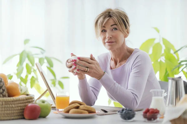 Beautiful Mature Woman Having Relaxing Breakfast Home She Drinking Coffee — Foto Stock