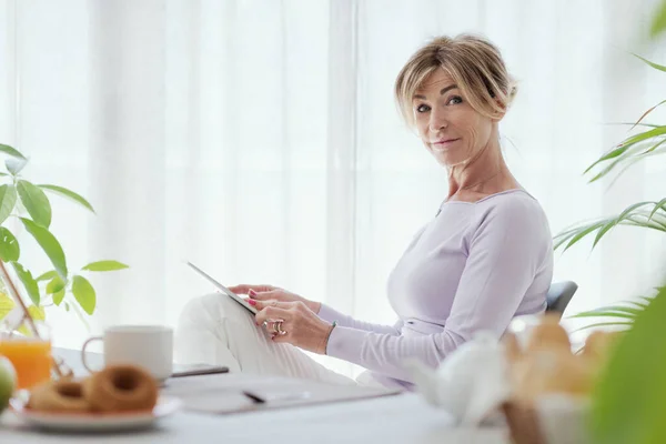 Mature Woman Having Relaxing Breakfast Home She Connecting Online Using — Stockfoto