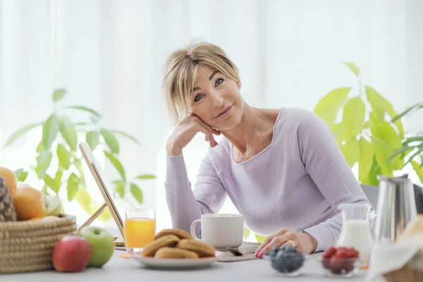 Beautiful Mature Woman Having Relaxing Breakfast Home She Smiling Camera — Zdjęcie stockowe