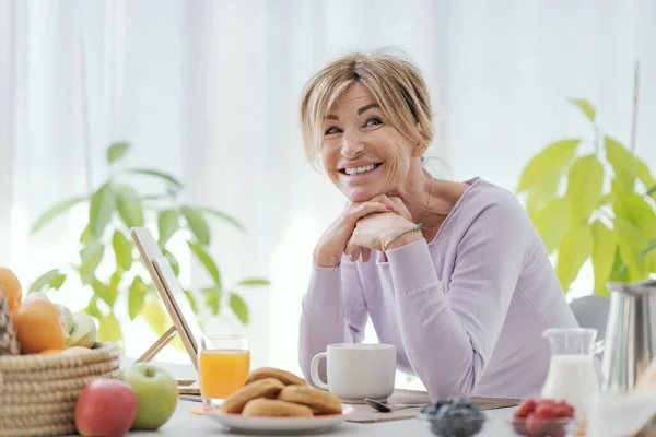 Beautiful Mature Woman Having Relaxing Breakfast Home She Smiling Camera — Foto de Stock