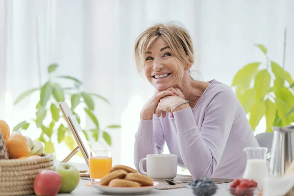 Beautiful Mature Woman Having Relaxing Breakfast Home She Smiling Camera — Zdjęcie stockowe