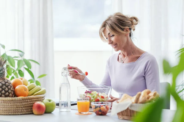 Beautiful Mature Woman Having Healthy Lunch Break Home She Smiling — Stok fotoğraf