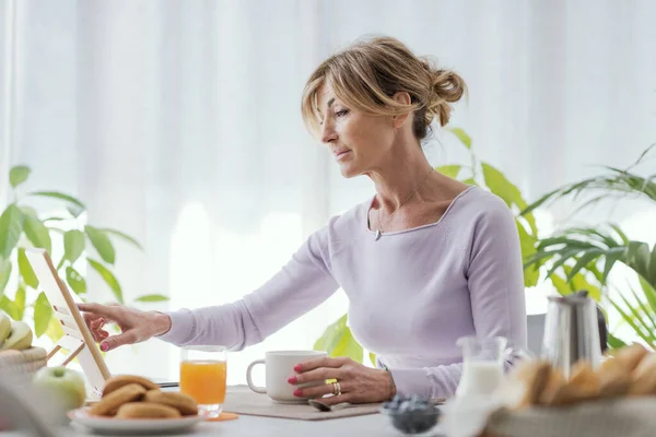 Mature Woman Having Relaxing Breakfast Home She Connecting Online Using — Foto Stock