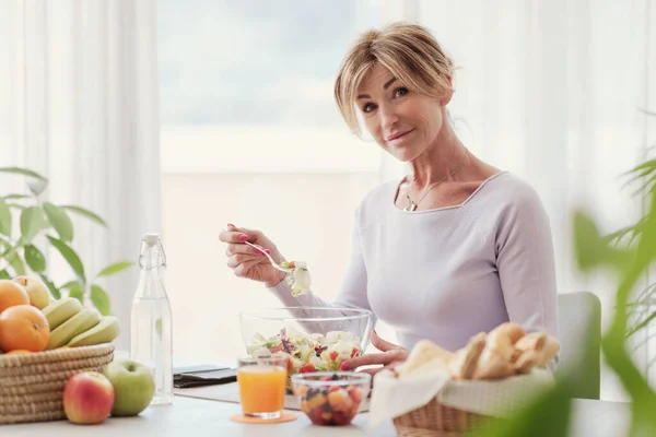 Beautiful Mature Woman Having Healthy Lunch Break Home She Smiling — Stok fotoğraf