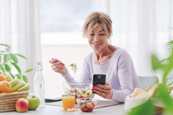 Woman Having Lunch Home Chatting Her Smartphone — ストック写真