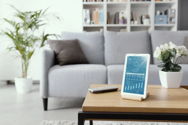 Digital Tablet Displaying Weather Forecast Living Room Table — Fotografie, imagine de stoc