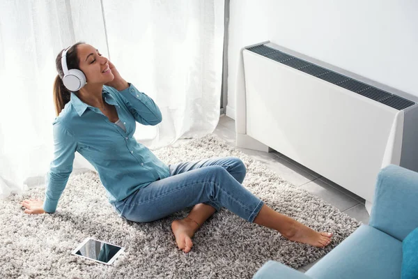 Young Woman Sitting Floor Home Listening Music Online She Wearing — Stockfoto