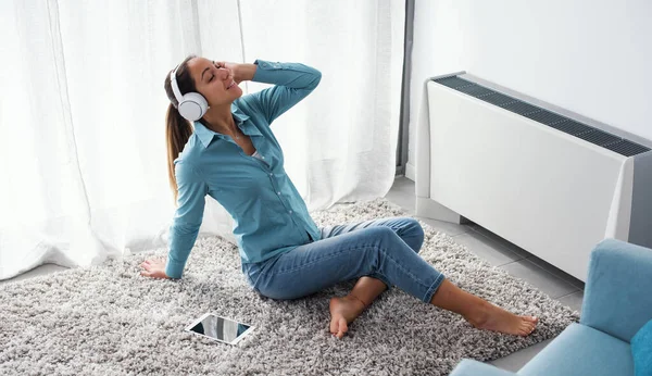 Young Woman Sitting Floor Home Listening Music Online She Wearing — Stockfoto