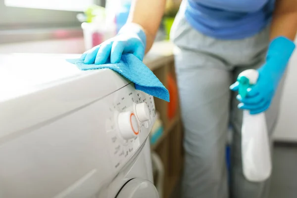 Женщина Моющим Средством Чистка Стиральной Машины Концепция Гигиены Прибора — стоковое фото