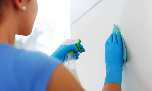 Woman Holding Detergent Cleaning Walls Home — Fotografia de Stock