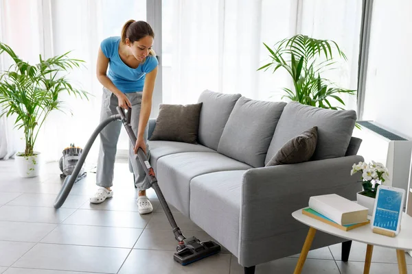 Young Woman Cleaning Her Home She Vacuuming Floor — Fotografia de Stock