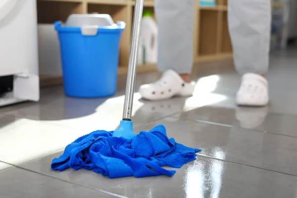 Washing Machine Leaking Woman Mopping She Wiping Water Floor — Stock Photo, Image