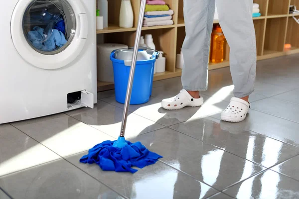 Washing Machine Leaking Woman Mopping She Wiping Water Floor — Fotografia de Stock
