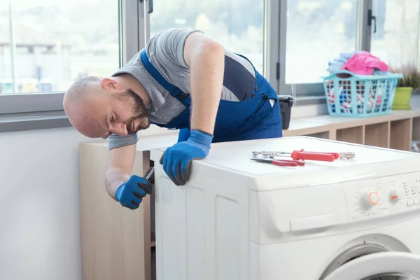 Επαγγελματίας Επισκευαστής Που Επισκευάζει Χαλασμένο Πλυντήριο Οικιακός Επισκευαστής — Φωτογραφία Αρχείου