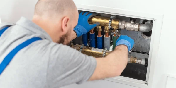 Professional Plumber Installing Plumbing Manifolds Home Home Improvement Repair Concept —  Fotos de Stock
