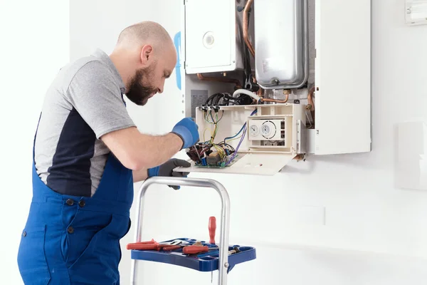 Professional Qualified Engineer Servicing Natural Gas Boiler Home — Stock Photo, Image