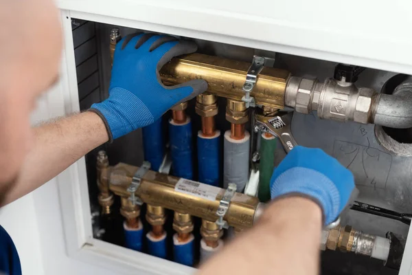 Professional Plumber Installing Plumbing Manifolds Home Home Improvement Repair Concept — Stock Photo, Image