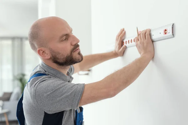 Professional Handyman Making Measurement Using Bubble Level Home Improvement Concept — 图库照片