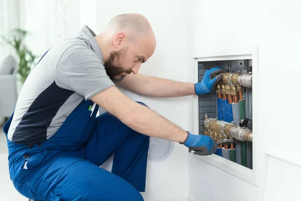 Professional Plumber Installing Plumbing Manifolds Home Home Improvement Repair Concept — Fotografia de Stock