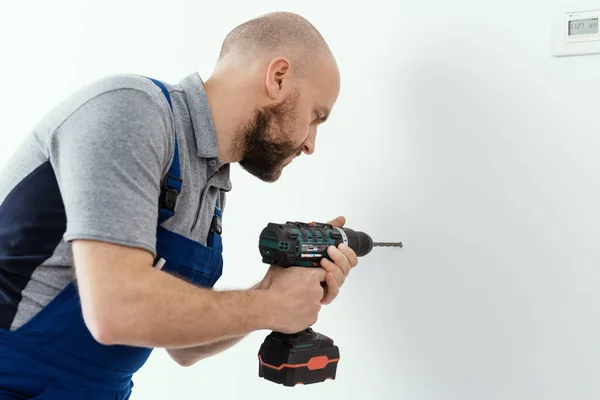 Professional Handyman Using Drill Drilling Hole Wall — 图库照片