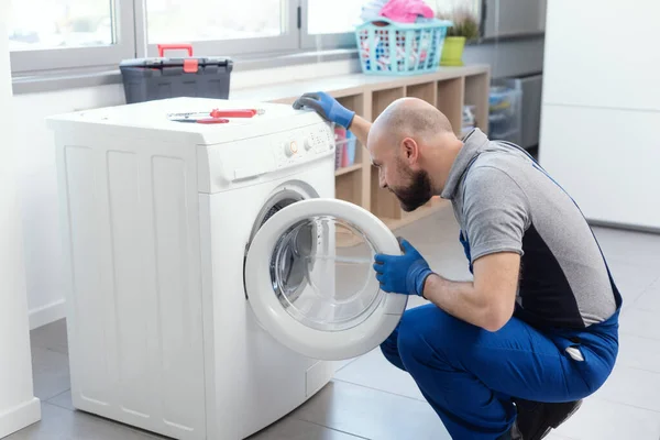 Επαγγελματίας Τεχνικός Ελέγχει Ένα Πλυντήριο Ρούχων Αυτός Προσαρμόζει Ένα Κουμπί — Φωτογραφία Αρχείου