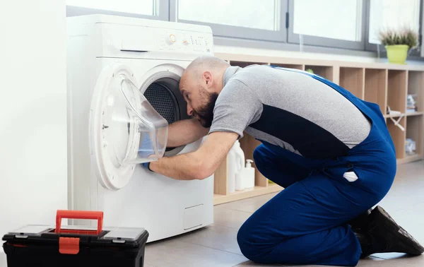 Επαγγελματίας Τεχνικός Επισκευάζει Ένα Πλυντήριο Ρούχων Ελέγχει Την Φλάντζα Και — Φωτογραφία Αρχείου