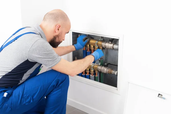 Professional Plumber Installing Plumbing Manifolds Home Home Improvement Repair Concept — 스톡 사진