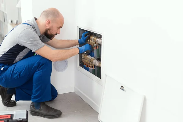 Professional Plumber Installing Plumbing Manifolds Home Home Improvement Repair Concept — ストック写真